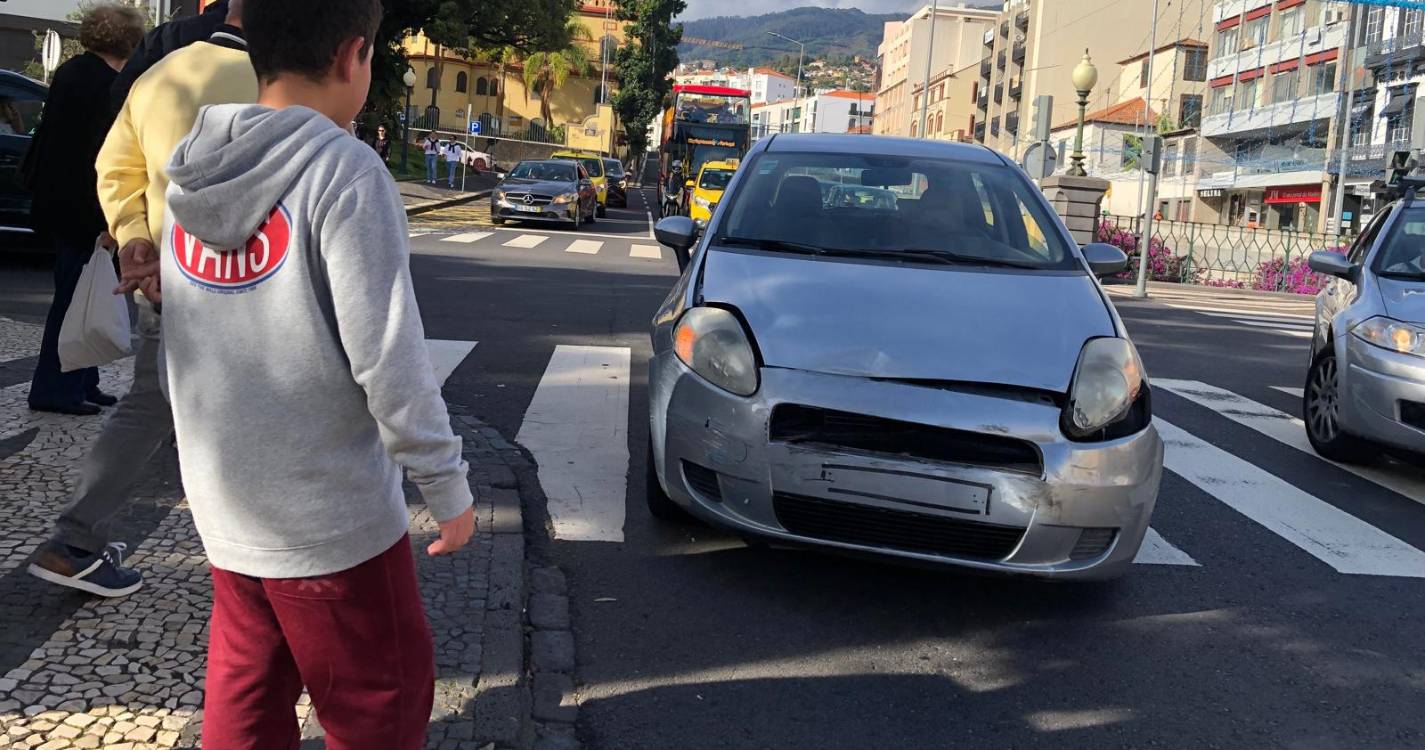 Colisão violenta entre duas viaturas no cruzamento junto à Ponte do Bom Jesus