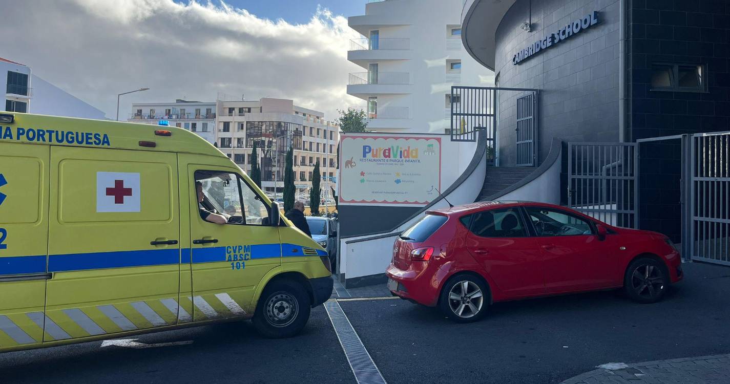 Carro estacionado bloqueia entrada de ambulância