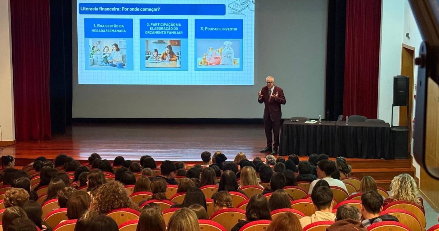 Emanuel Câmara participa no ‘Parlamento dos Jovens’ e aborda a literacia financeira