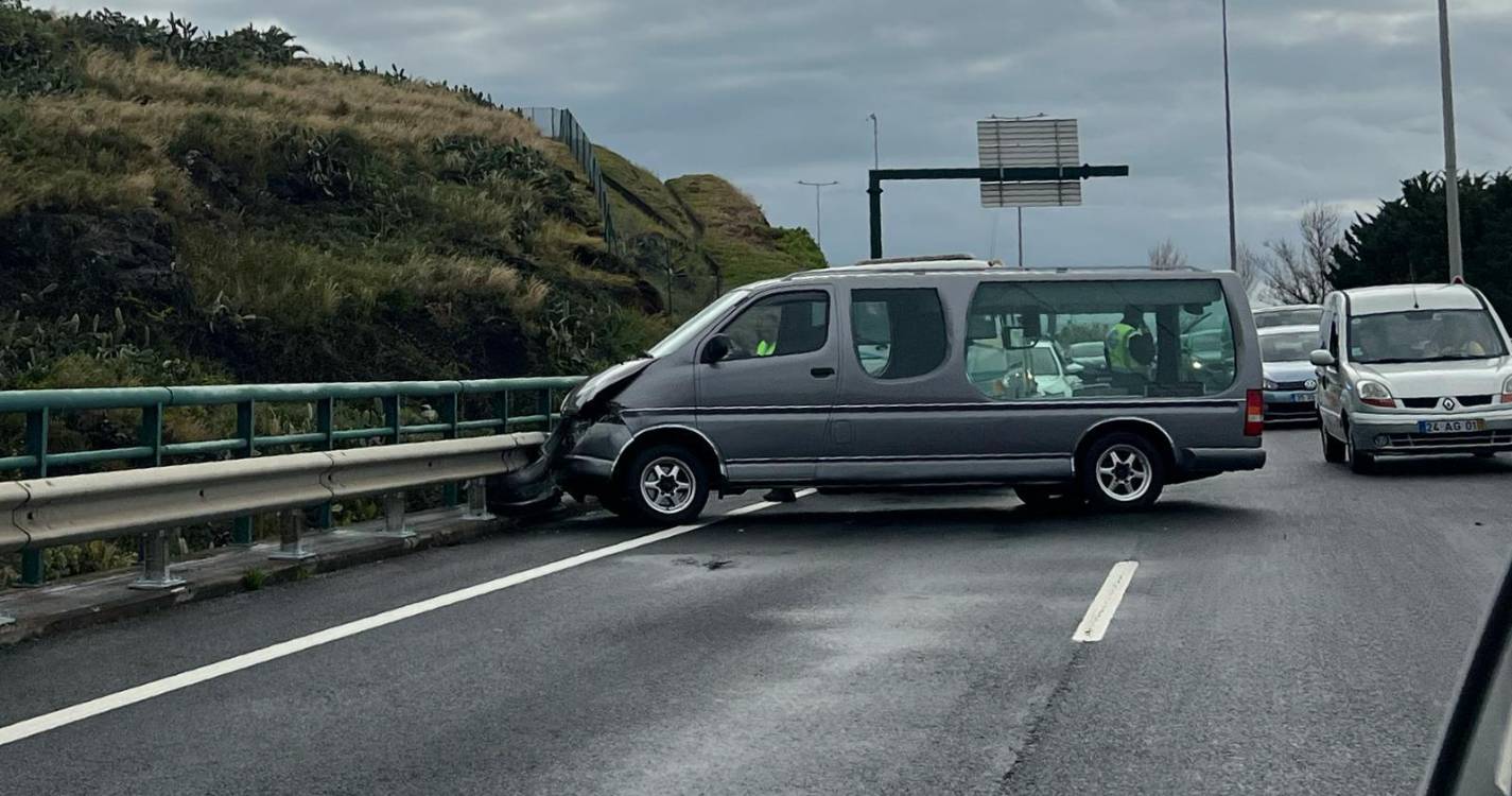 Carro funerário envolvido em despiste na via rápida no Caniço