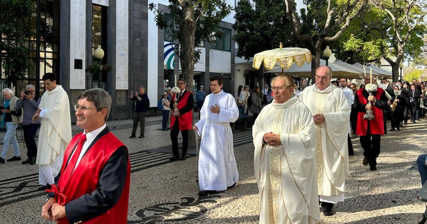 Procissão da Ressurreição do Senhor junta centenas de fiéis (com fotos e vídeo)