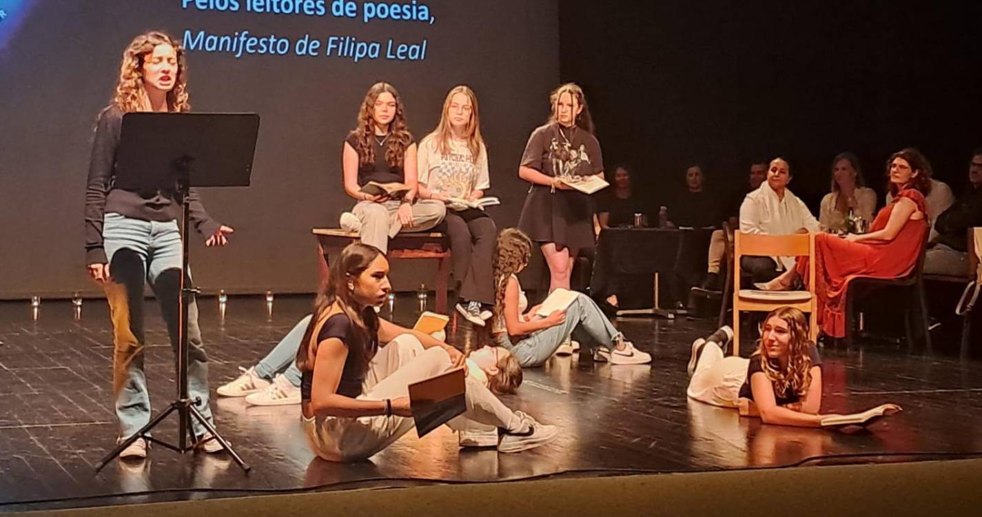 Poesia levou várias pessoas ao palco do Fórum Machico (com fotos)