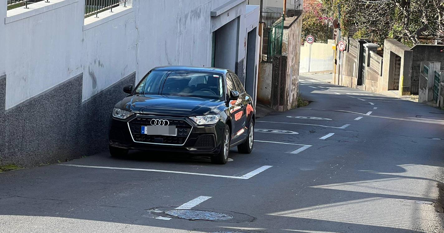 Viatura “abandonada” complica trânsito em Santo António