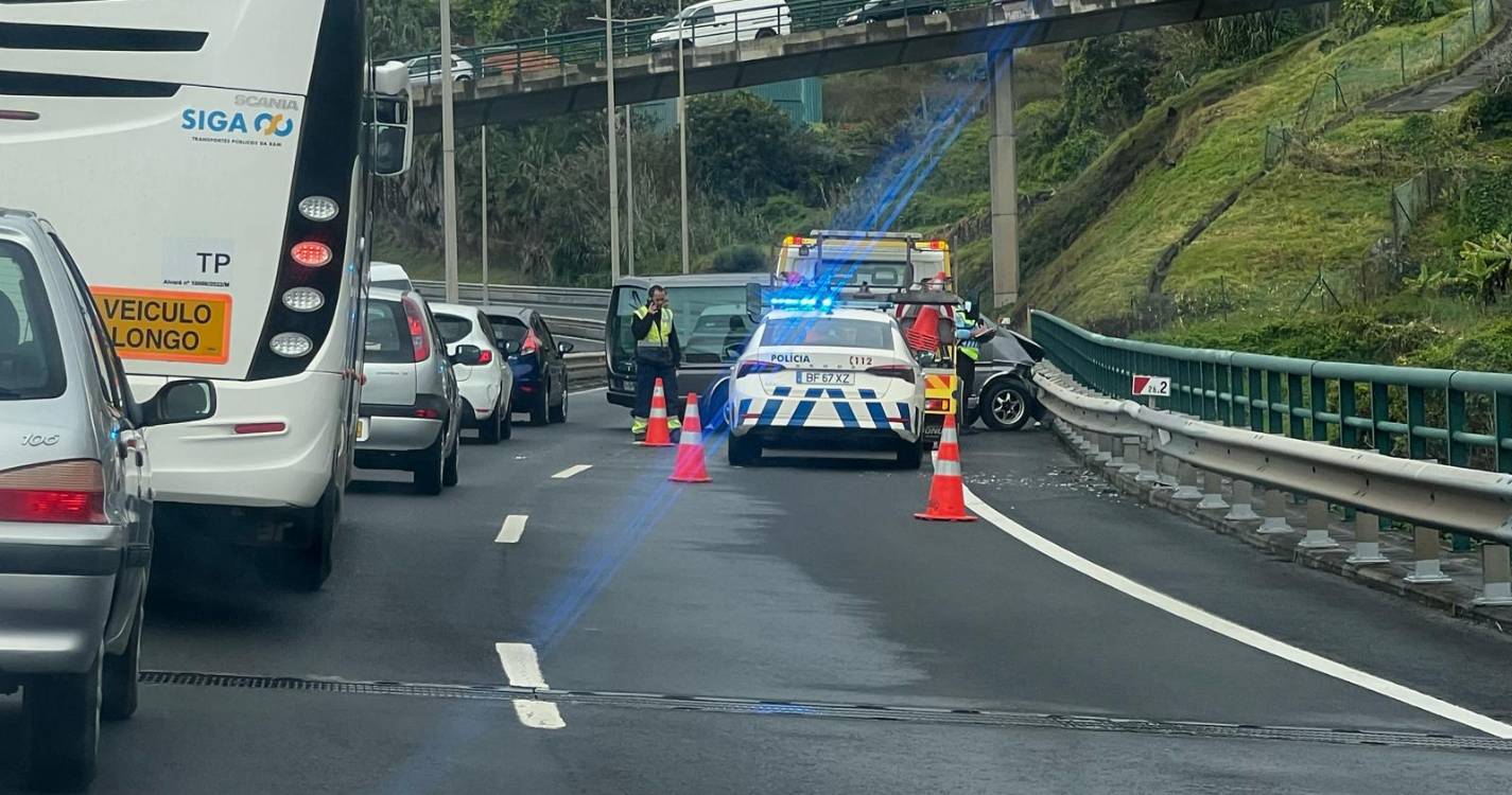 Carro funerário envolvido em despiste na via rápida no Caniço
