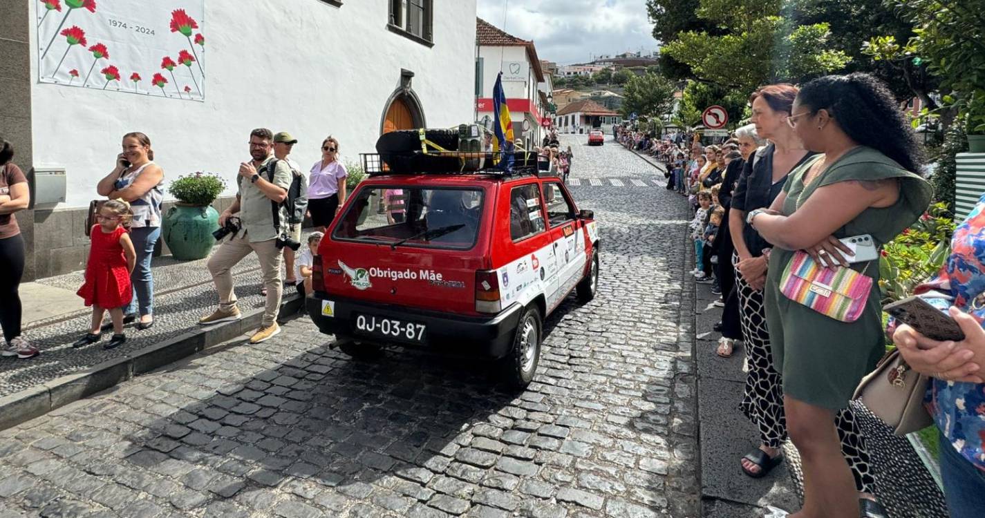 Carros clássicos e cortejo encerram Santa Cruz em Flor em beleza (com fotos)