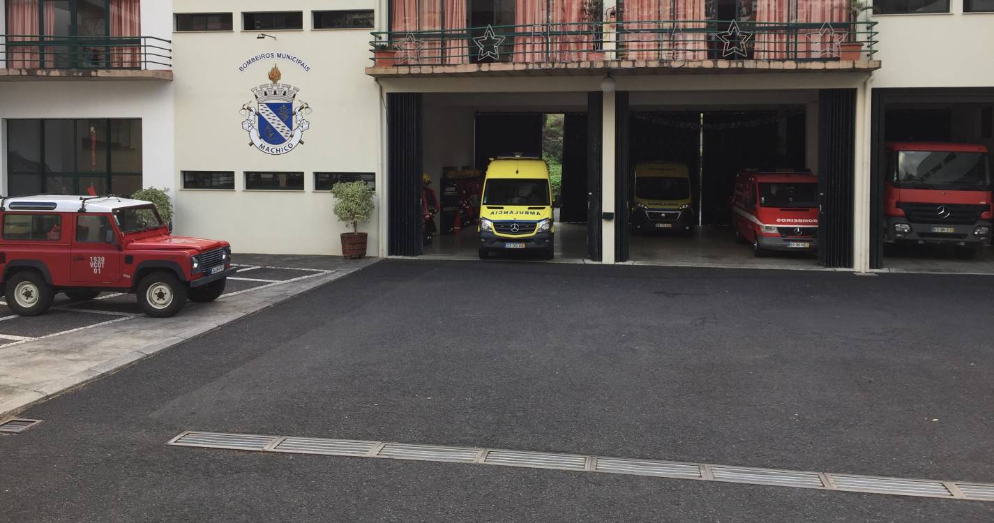 Queda de pedras e árvore leva ao encerramento de estrada no Porto da Cruz