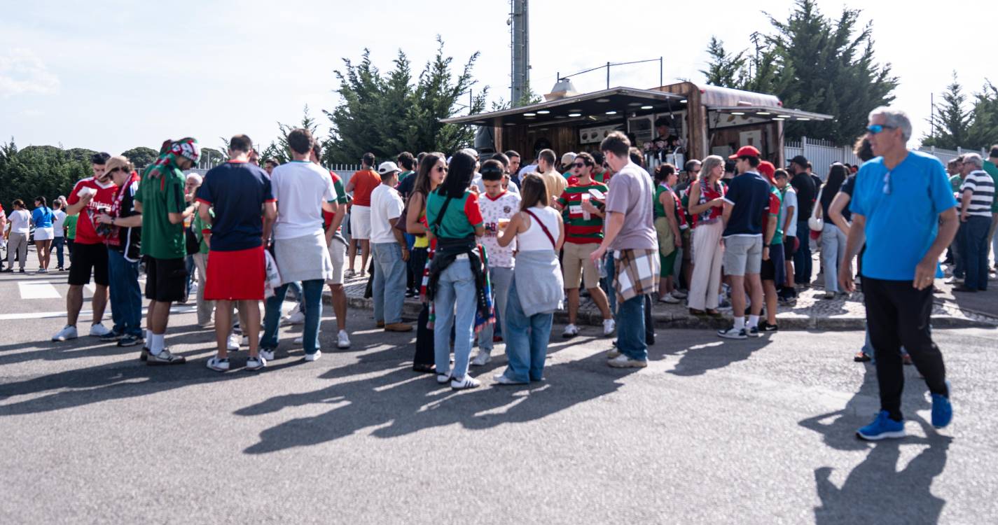 Adeptos do Marítimo fazem a festa pré-jogo no Seixal (com fotos)