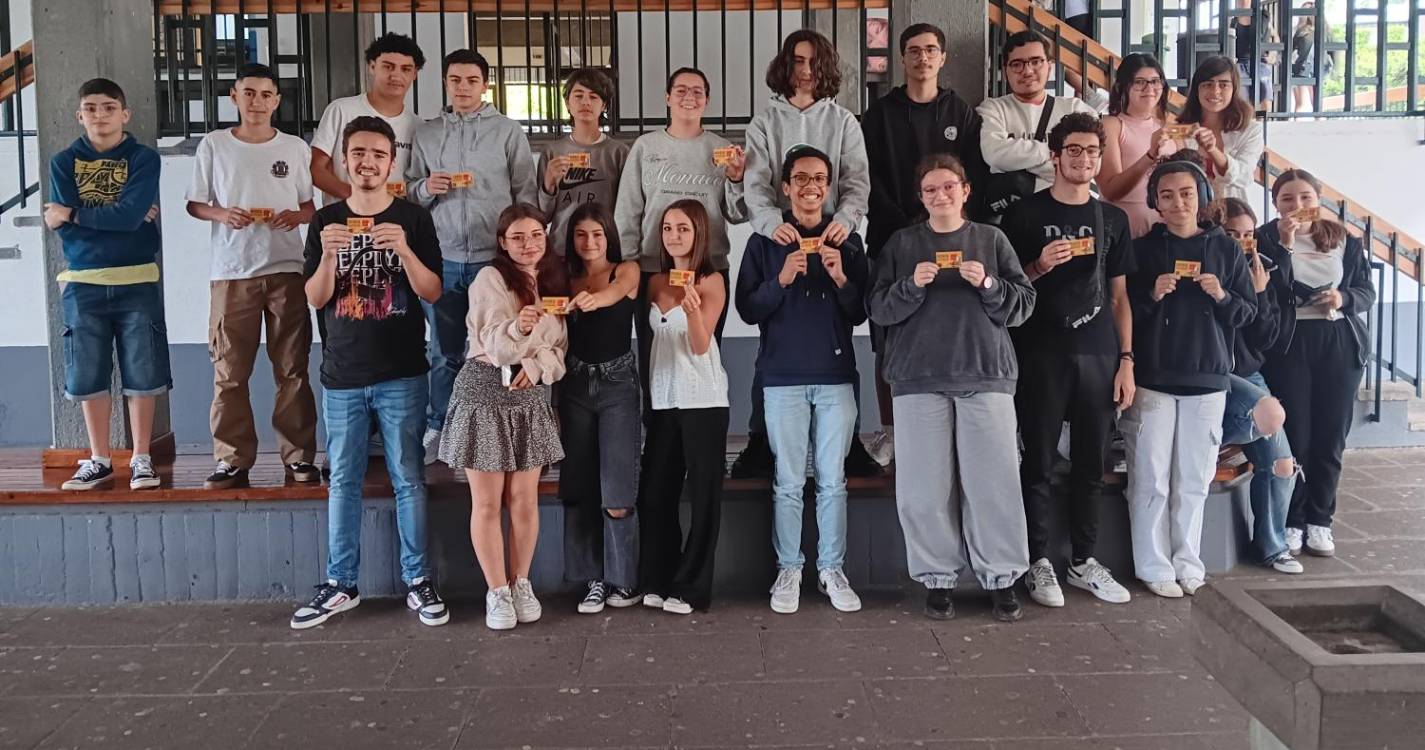 Alunos da Escola Gonçalves Zarco oferecem 631,54 quilos de tampinhas à Associação Sem Limites