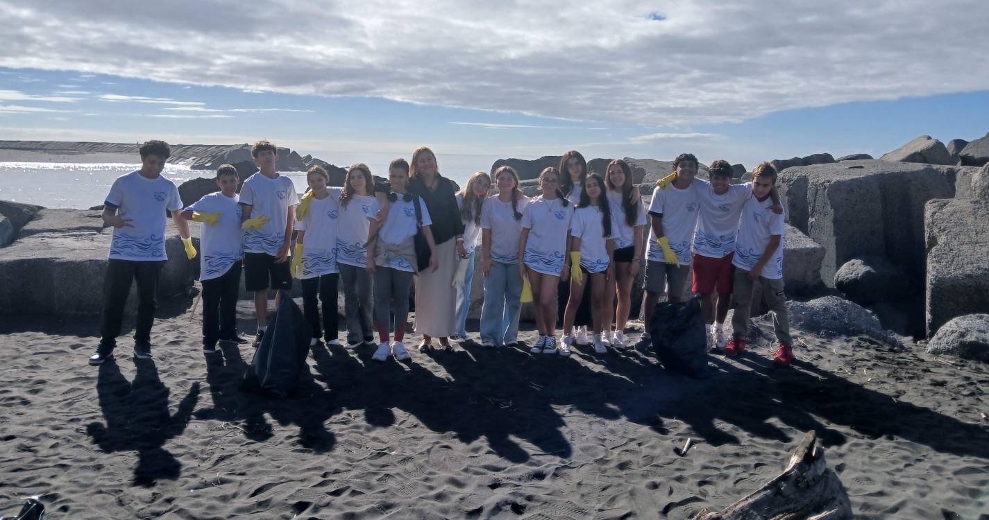 Alunos assinalam Dia Nacional do Mar com ação de limpeza