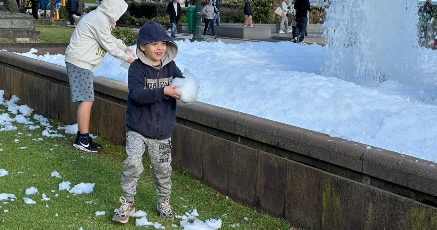 ‘Fonte’ de espuma gera surpresa na Avenida do Mar (com vídeo e fotos)