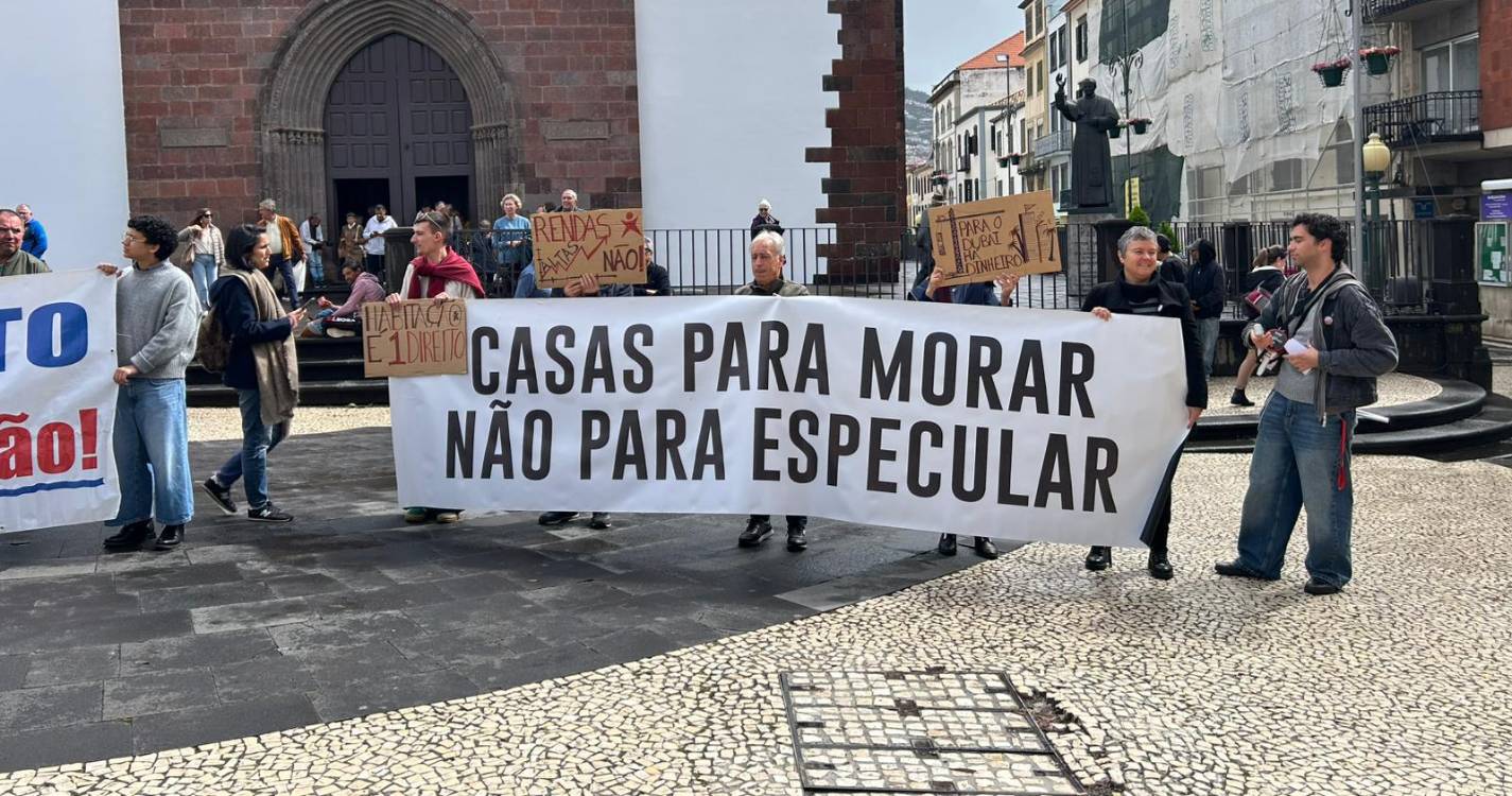 Manifestação sobre o direito à habitação reúne dezenas de pessoas no Funchal (com fotos)