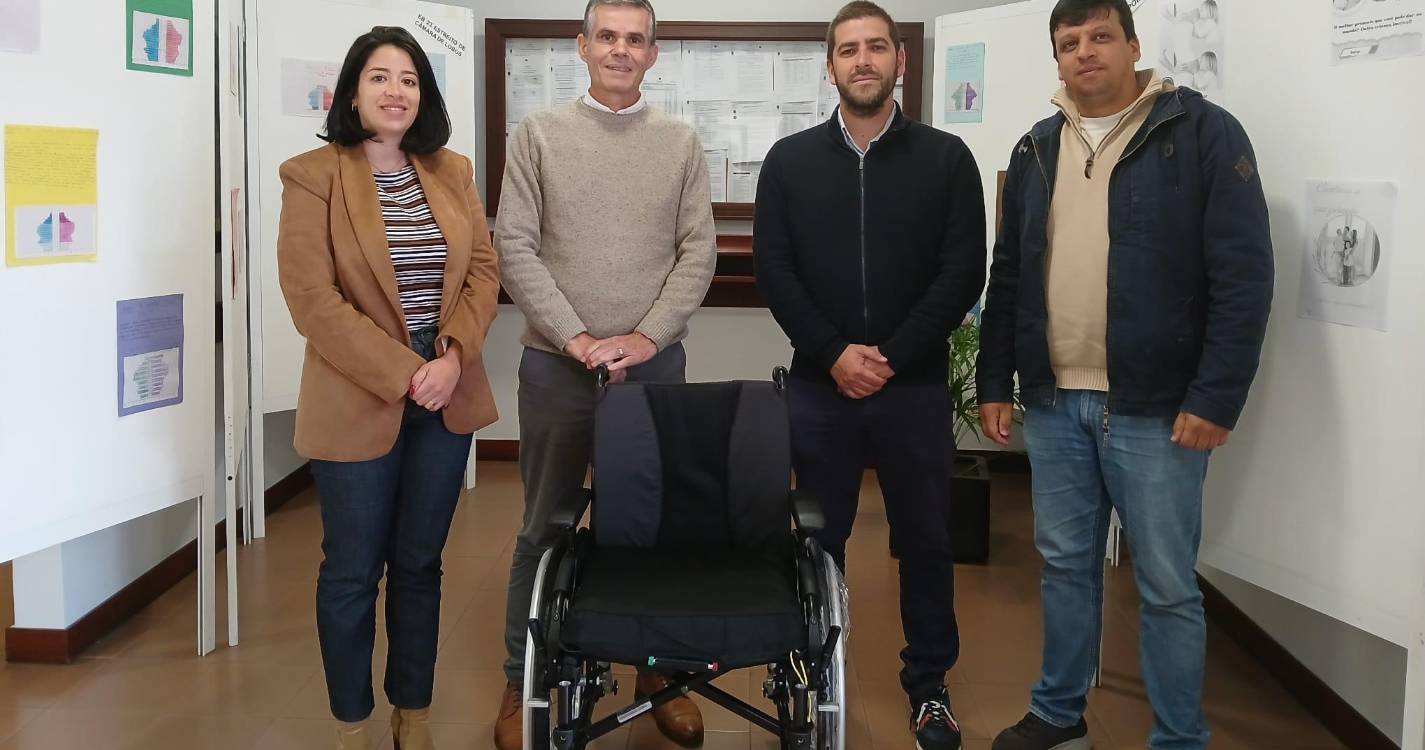 Junta de Freguesia do Estreito de Câmara de Lobos reforça apoio à mobilidade com nova cadeira de rodas adaptada