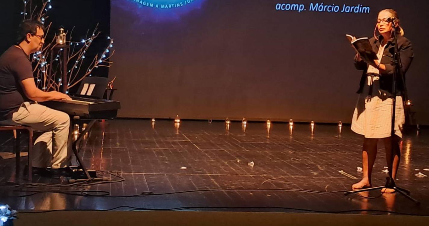 Poesia levou várias pessoas ao palco do Fórum Machico (com fotos)