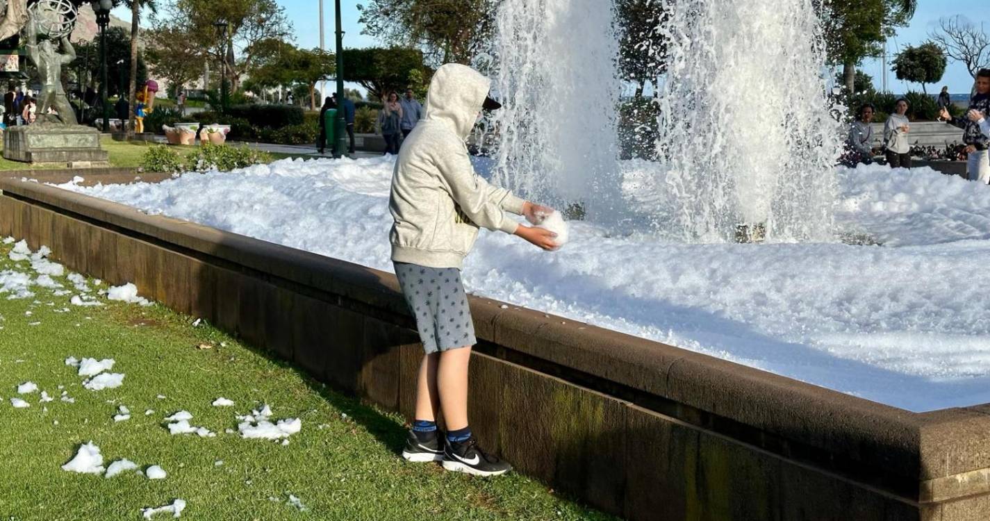 ‘Fonte’ de espuma gera surpresa na Avenida do Mar (com vídeo e fotos)