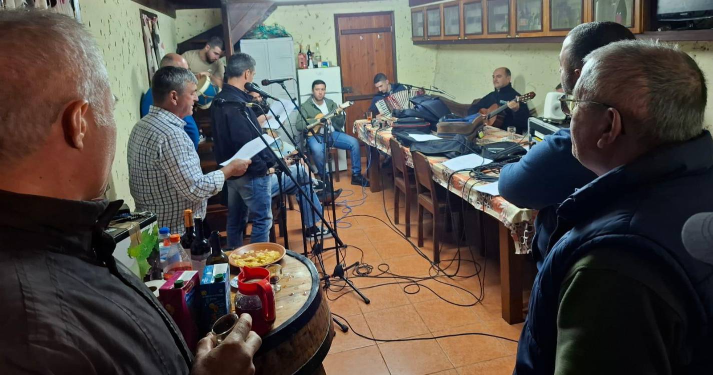 Santana: Hino dos Compadres carregado de sátira política