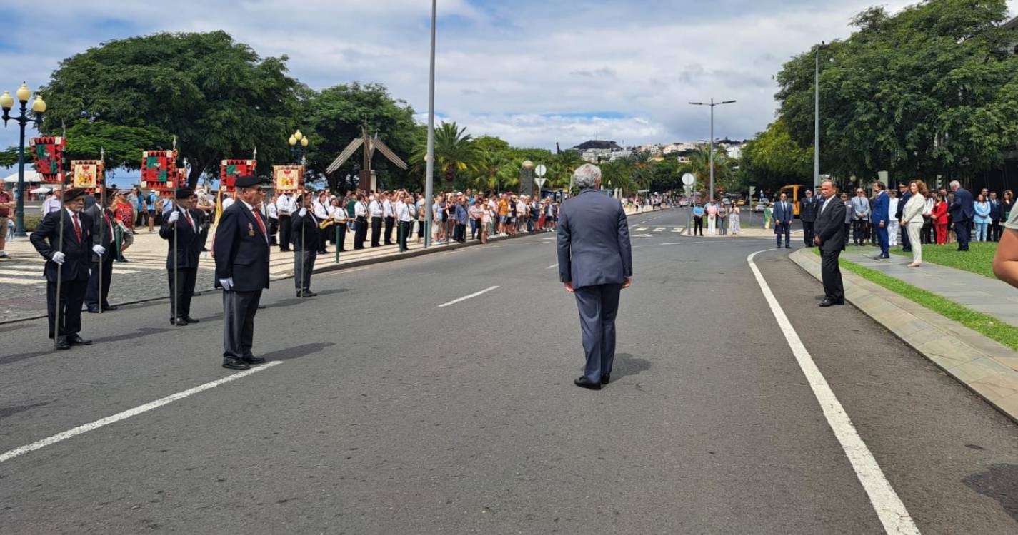 Muitos madeirenses e turistas assistem à cerimónia de deposição de flores