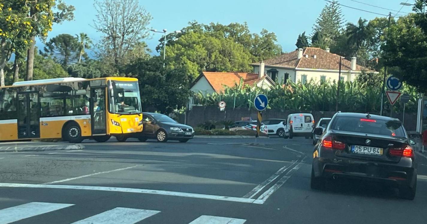 Choque entre carro e autocarro no Funchal