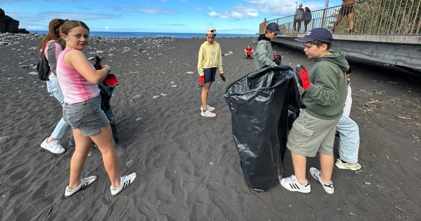 Alunos da Escola dos Salesianos recolhem 58 kg de lixo na Praia Formosa (com fotos)