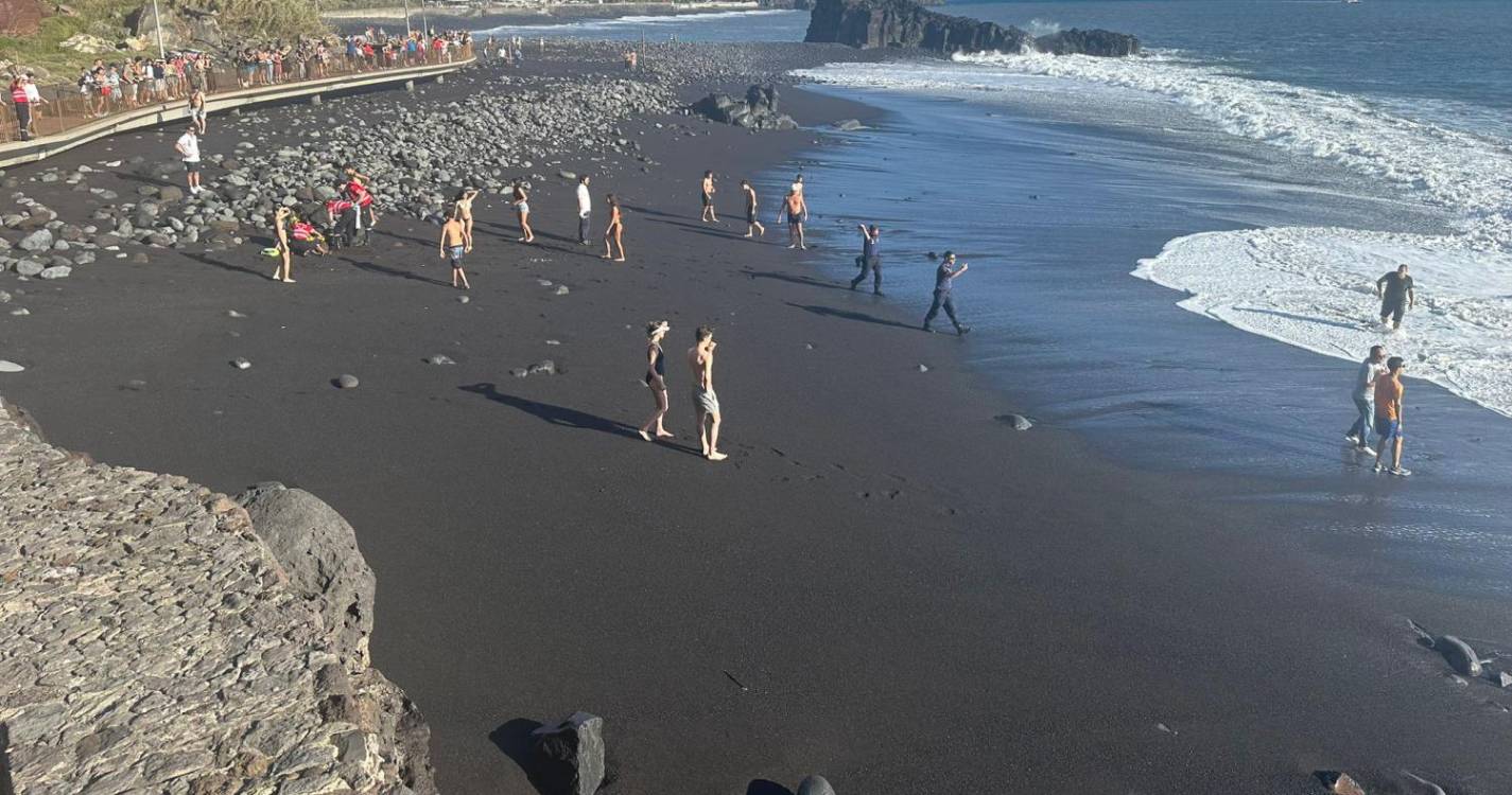 Um jovem já foi resgatado, outro continua a ser arrastado pelo mar (com fotos e vídeo)