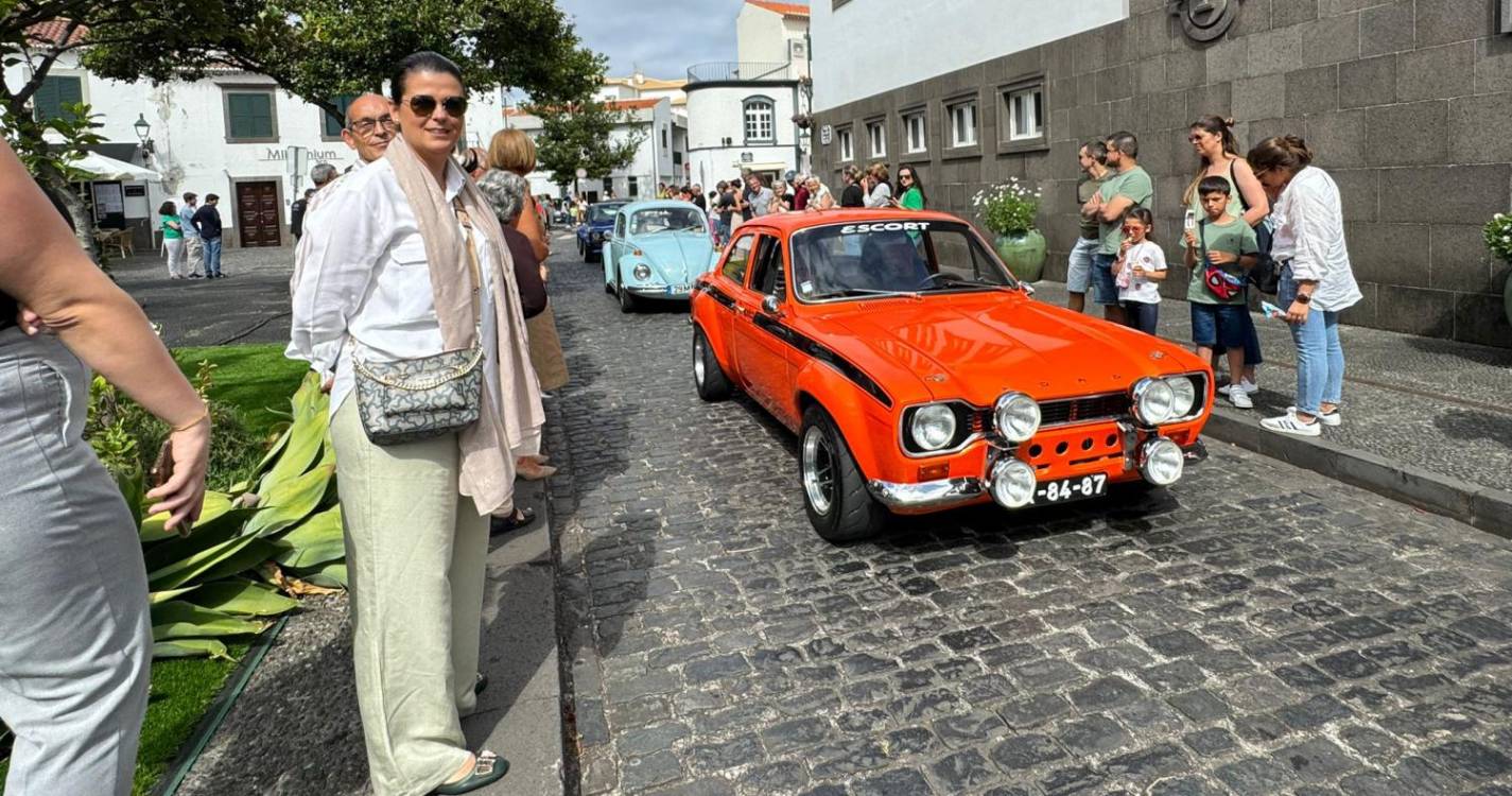 Carros clássicos e cortejo encerram Santa Cruz em Flor em beleza (com fotos)