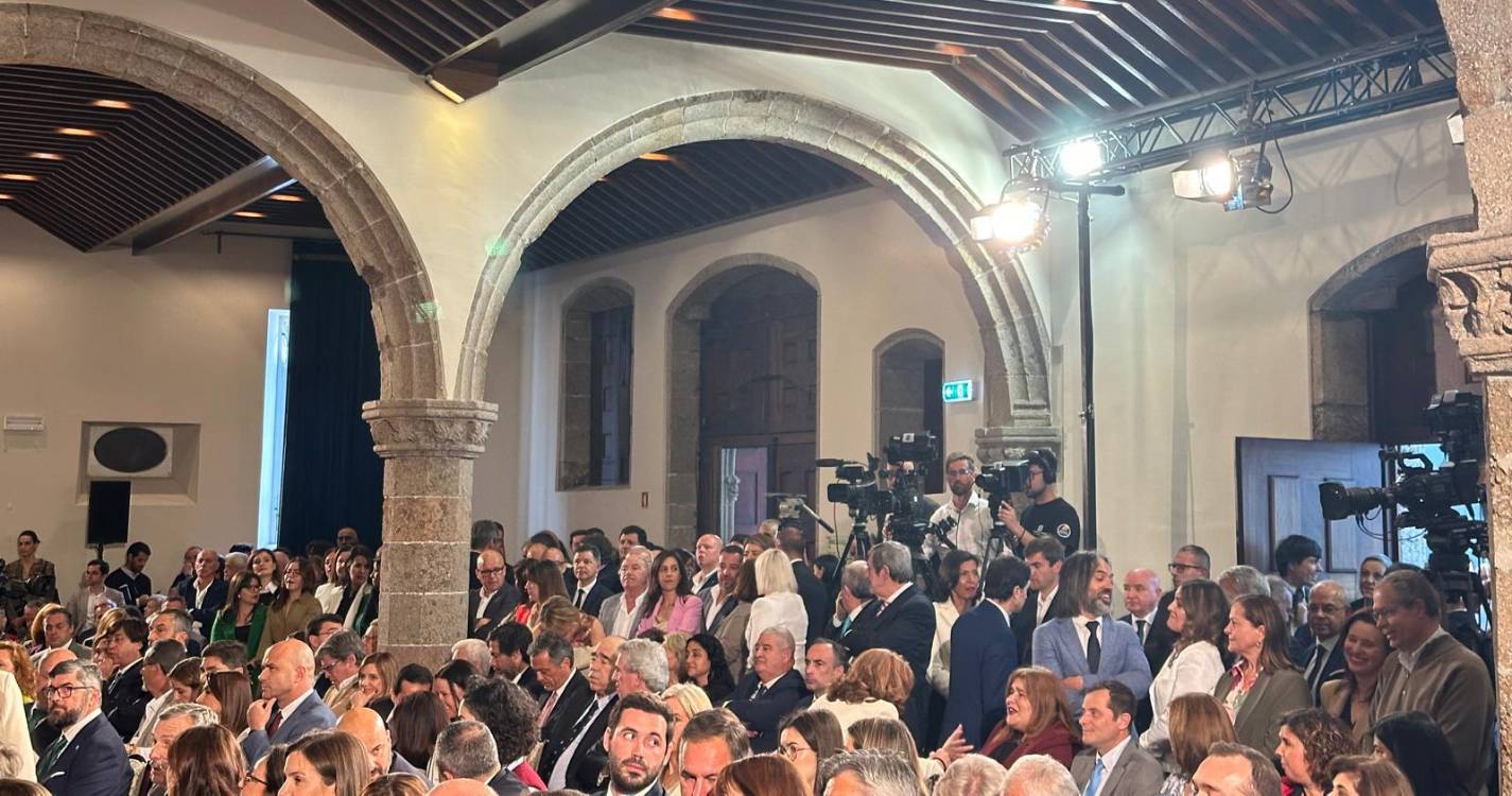 Salão nobre revela-se pequeno para a quantidade de convidados na posse do Governo