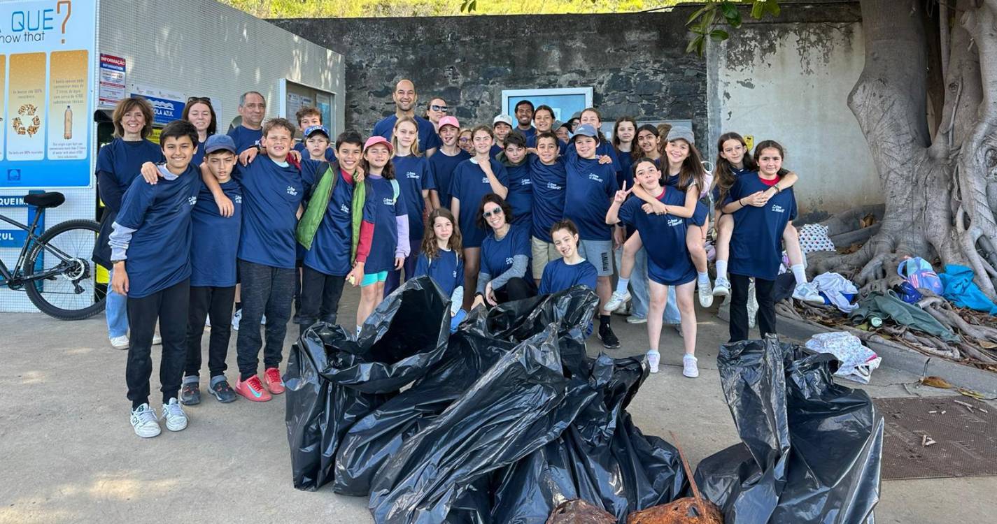 Alunos da Escola dos Salesianos recolhem 58 kg de lixo na Praia Formosa (com fotos)
