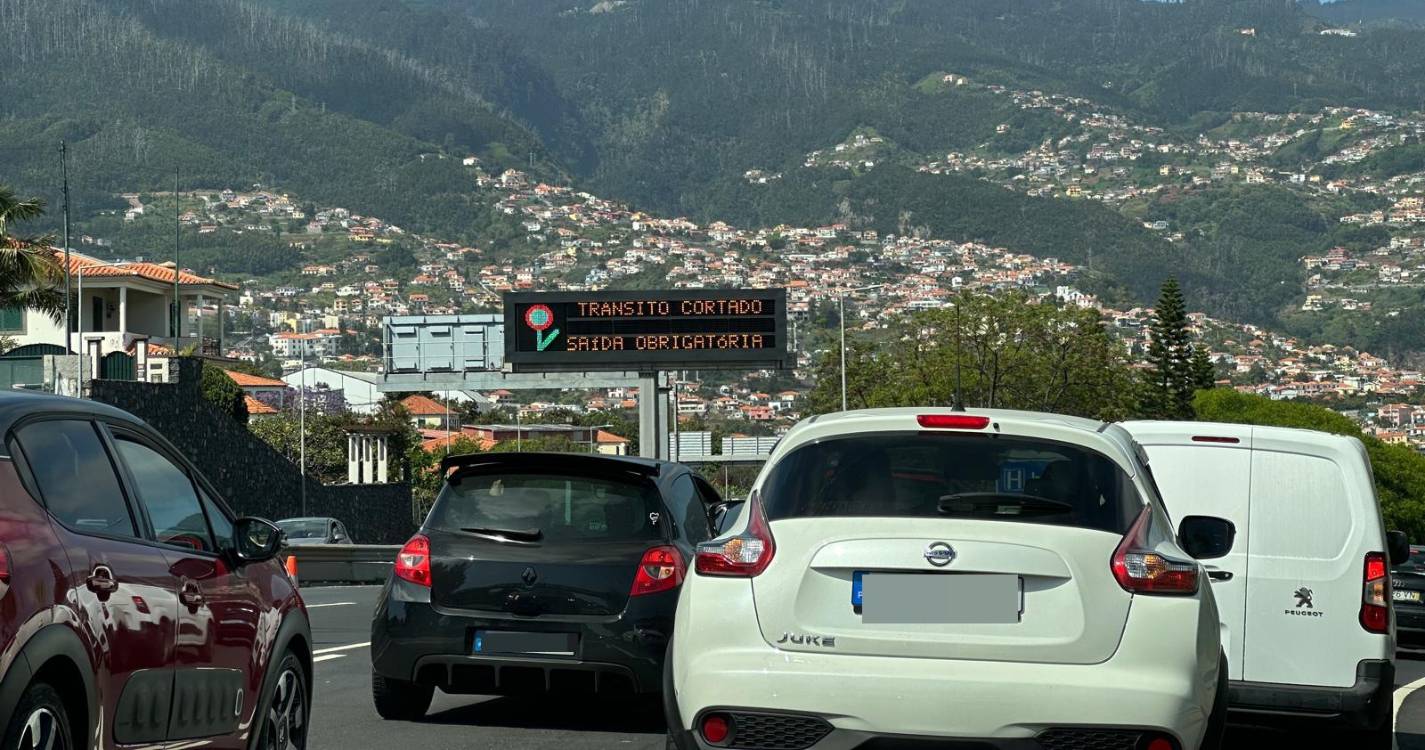 Três horas depois do acidente, trânsito continua caótico na Via Rápida