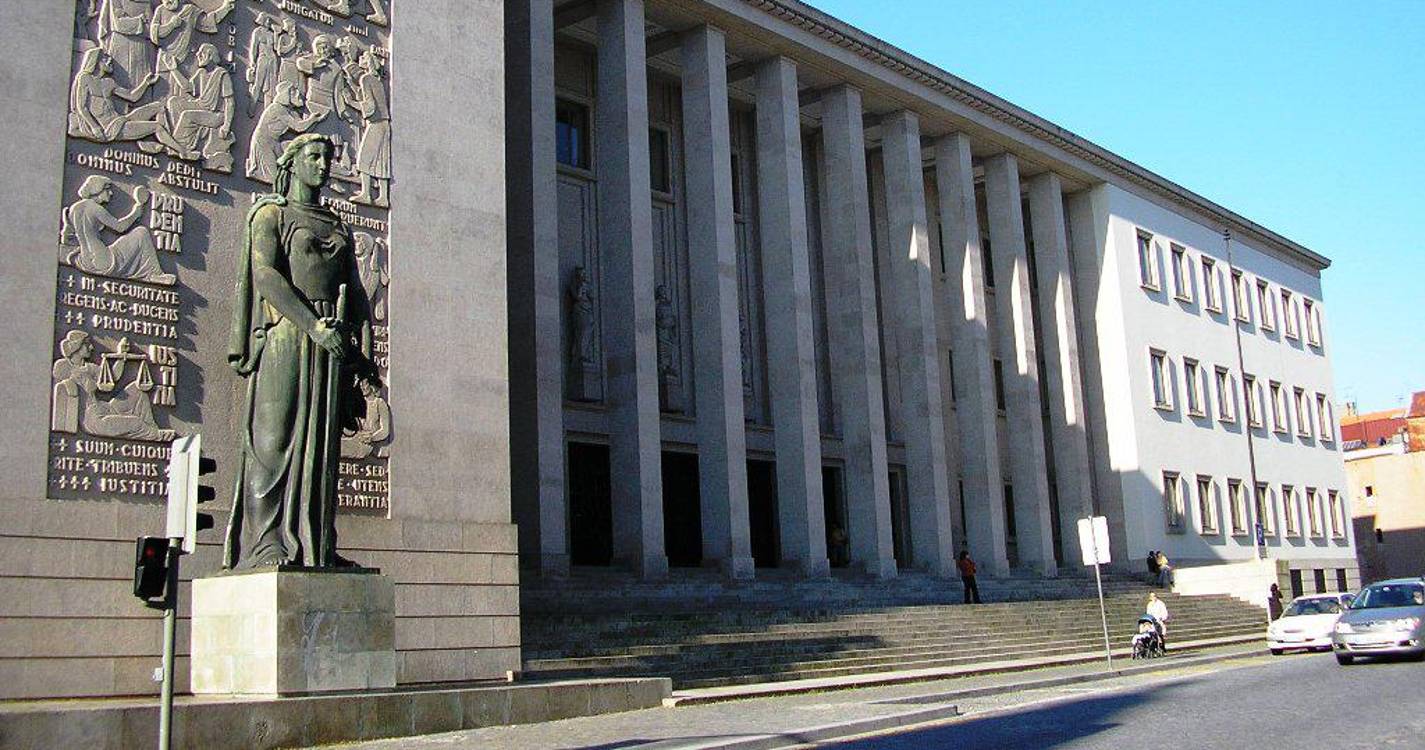 Homem filma ex-namorada a ter relações sexuais com outro homem antes de a matar