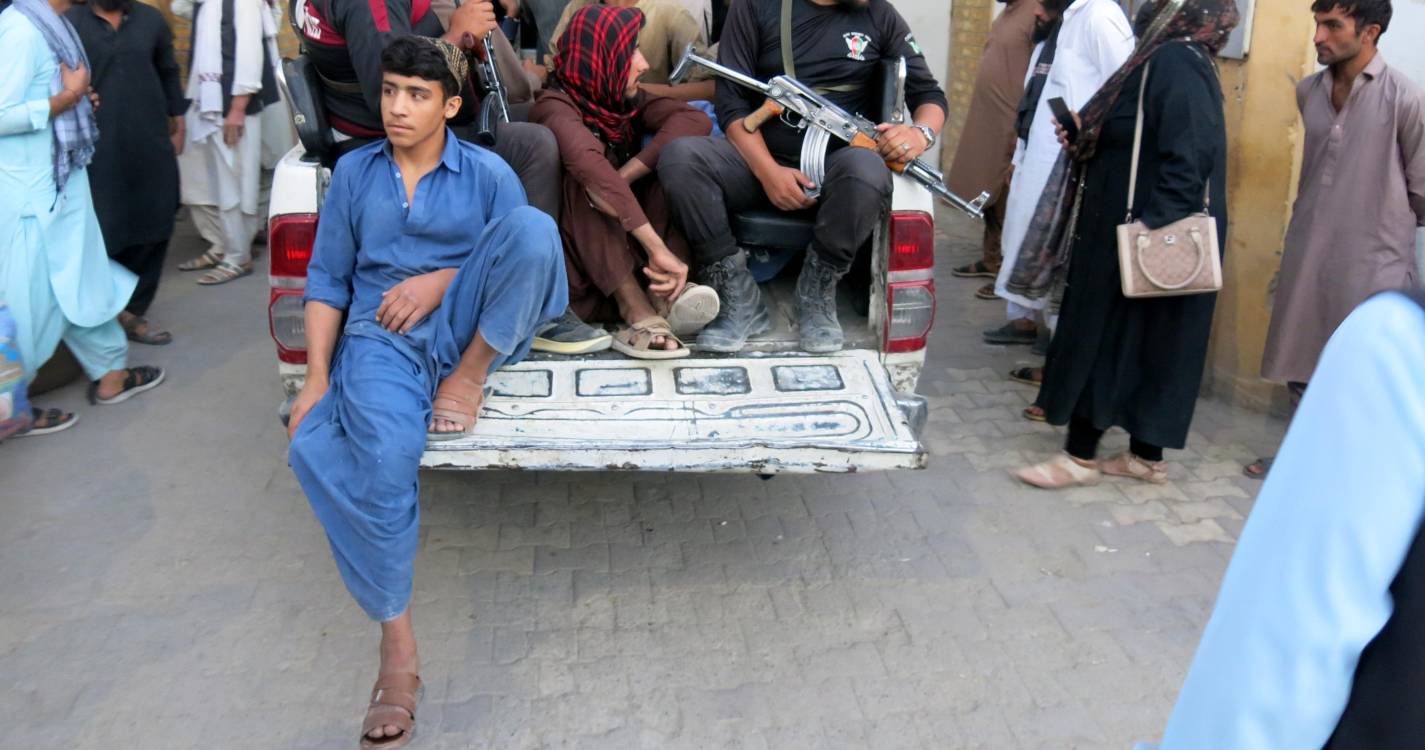 Talibãs afegãos reivindicam morte de 58 soldados paquistaneses na fronteira