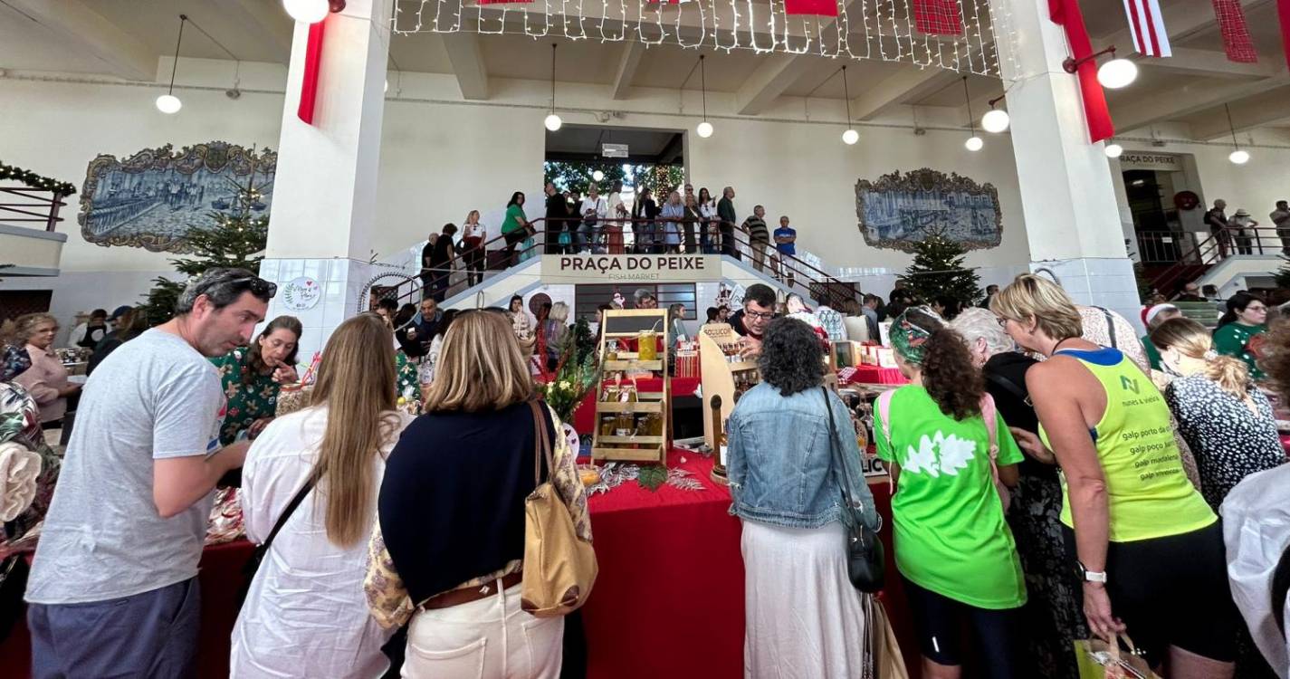 Mercado dos Lavradores inundado com enchente de pessoas para o Natal na Praça