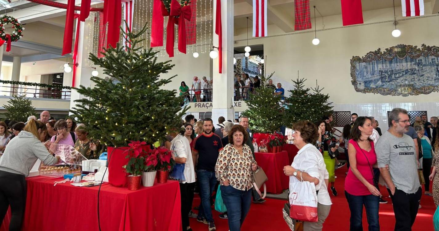 Mercado dos Lavradores inundado com enchente de pessoas para o Natal na Praça