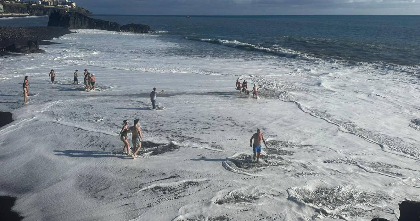 Um jovem já foi resgatado, outro continua a ser arrastado pelo mar (com fotos e vídeo)