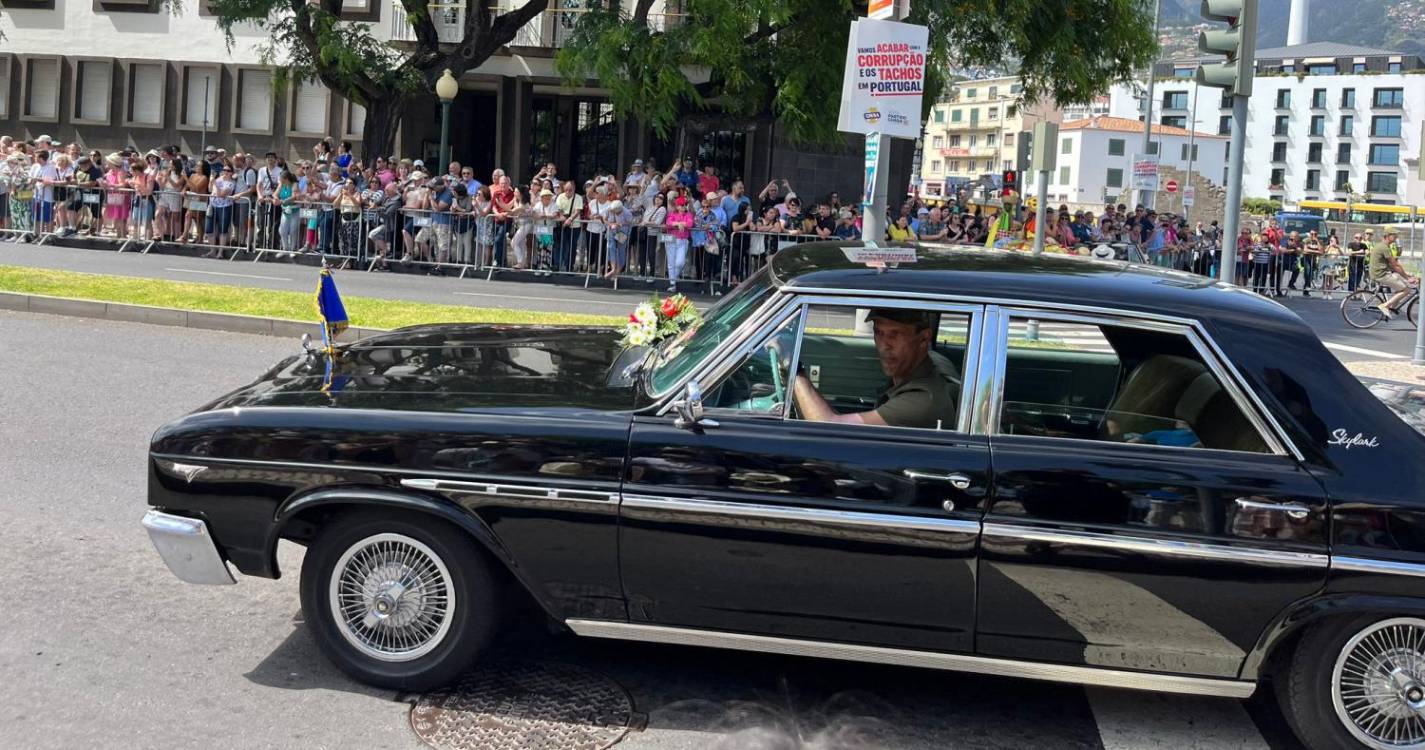 202 viaturas clássicas animam esta tarde pela Avenida (com fotos e vídeos)