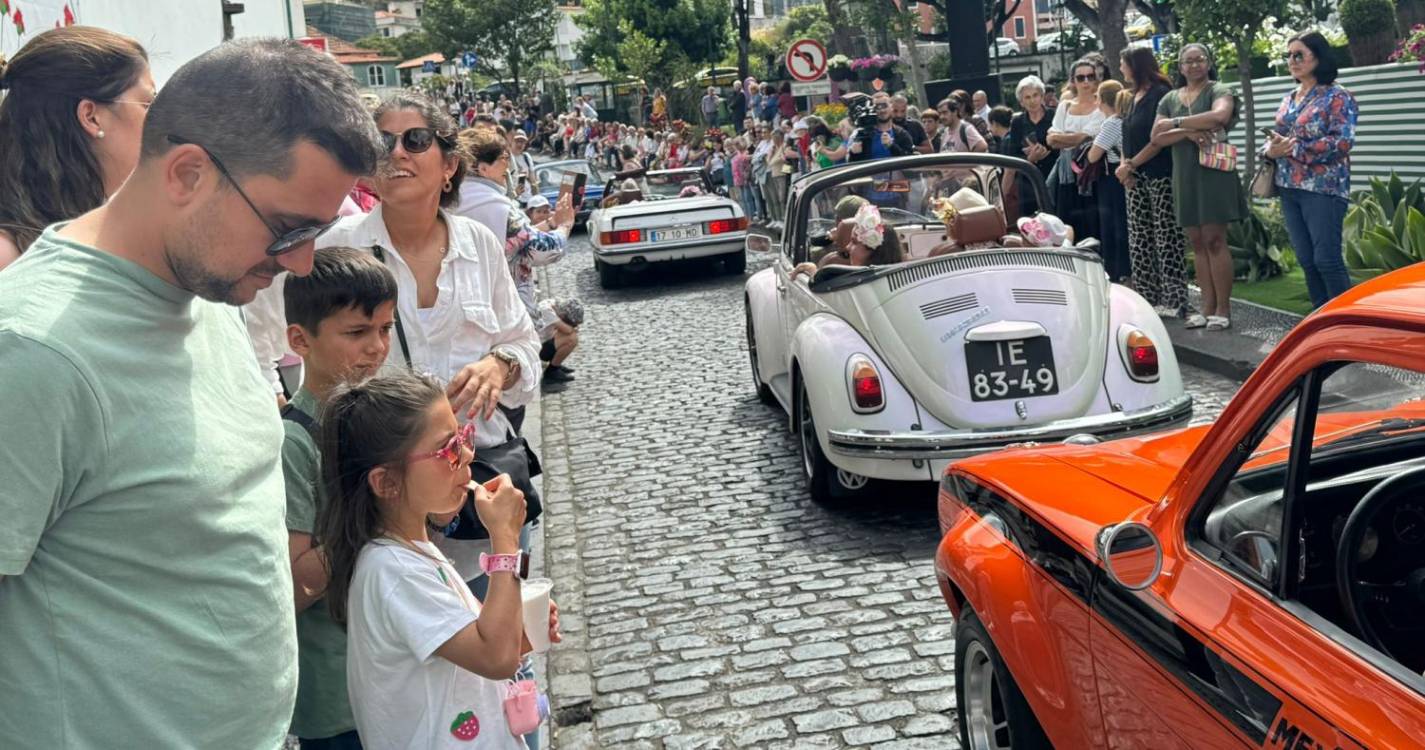 Carros clássicos e cortejo encerram Santa Cruz em Flor em beleza (com fotos)