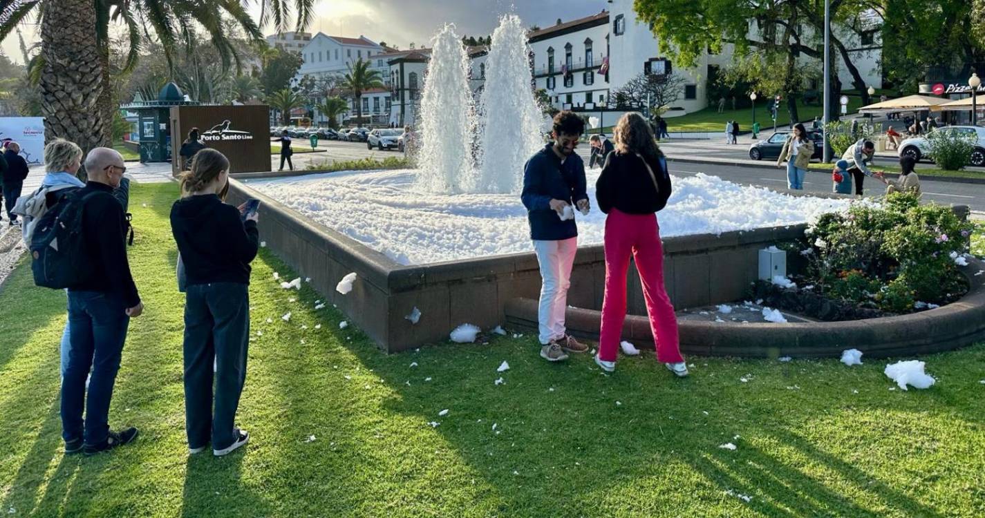 ‘Fonte’ de espuma gera surpresa na Avenida do Mar (com vídeo e fotos)