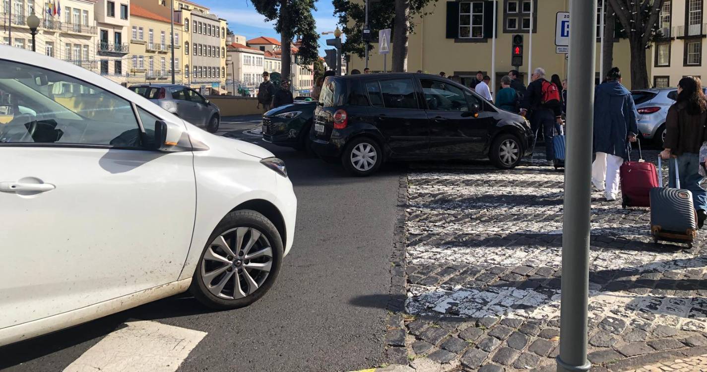 Colisão violenta entre duas viaturas no cruzamento junto à Ponte do Bom Jesus