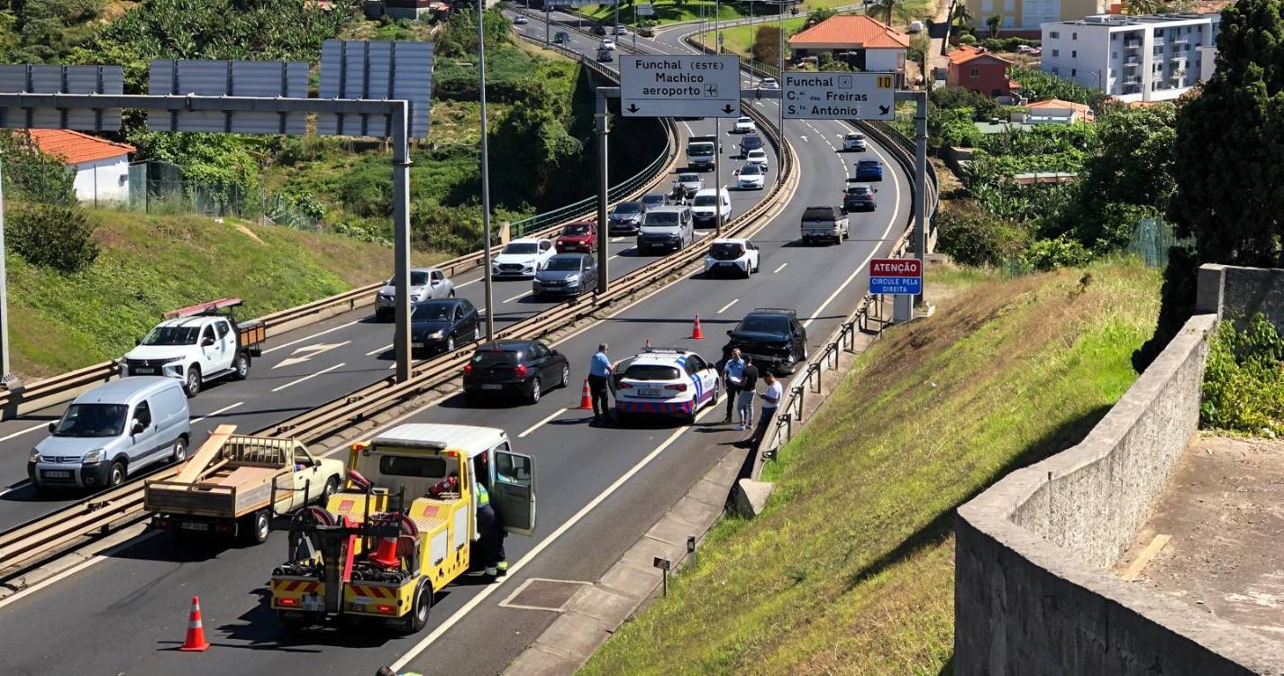 Viatura destruída em acidente na via rápida na zona do Pilar (com fotos)