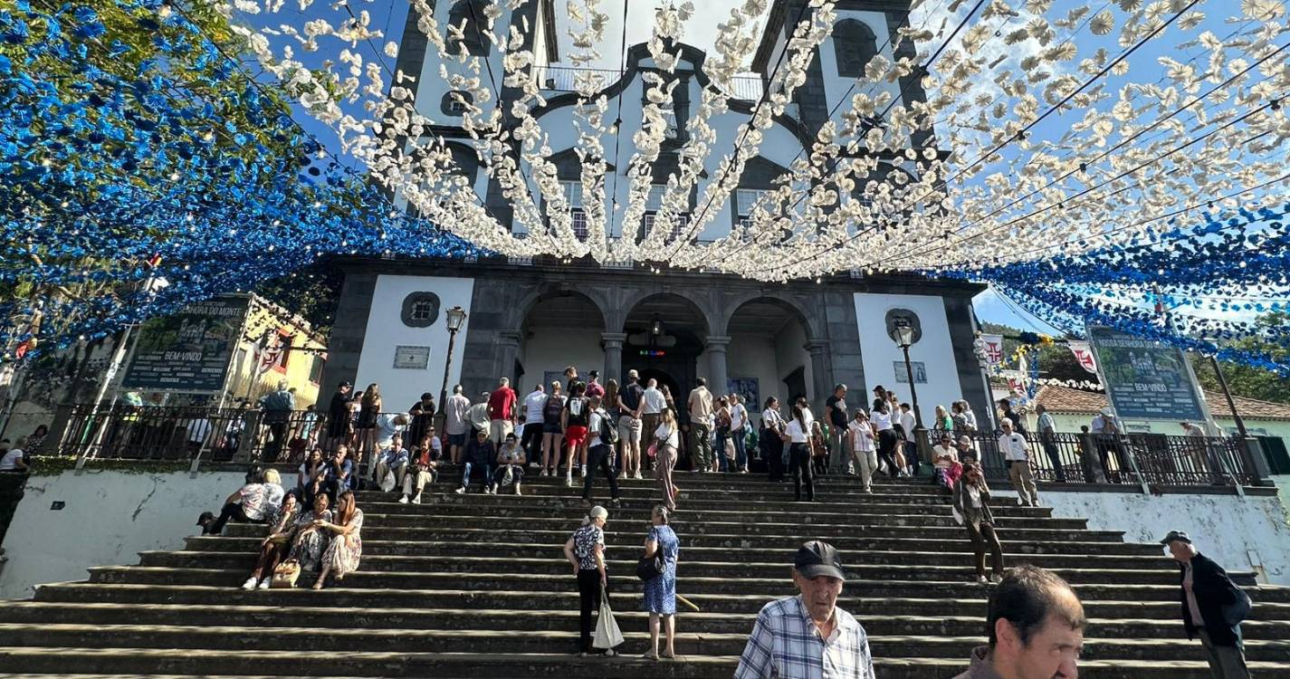 Monte enche-se de fé e tradição antes da missa e procissão de Nossa Senhora do Monte (com fotos)