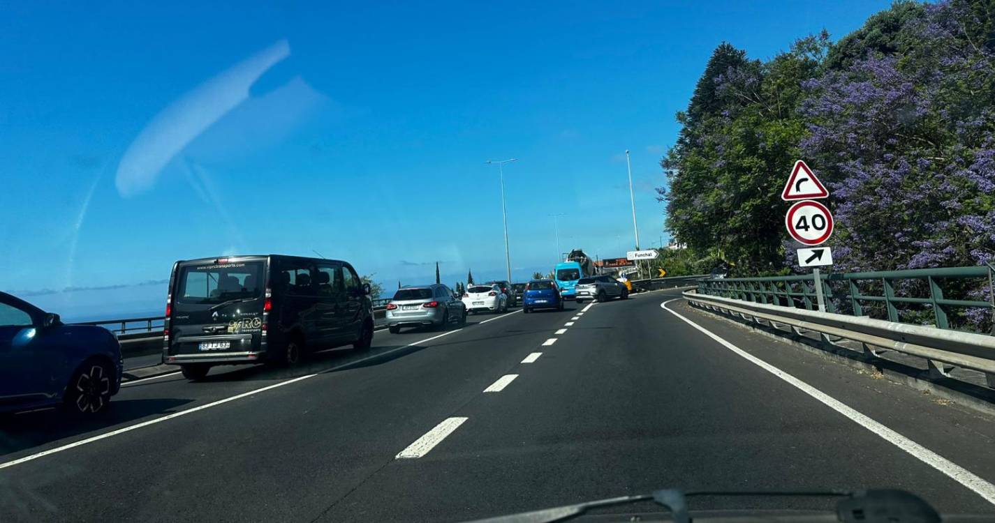 Acidente na via rápida condiciona trânsito