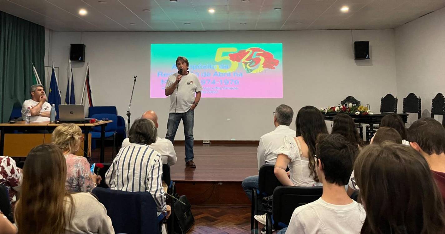 Sala cheia para evocar Abril na Madeira