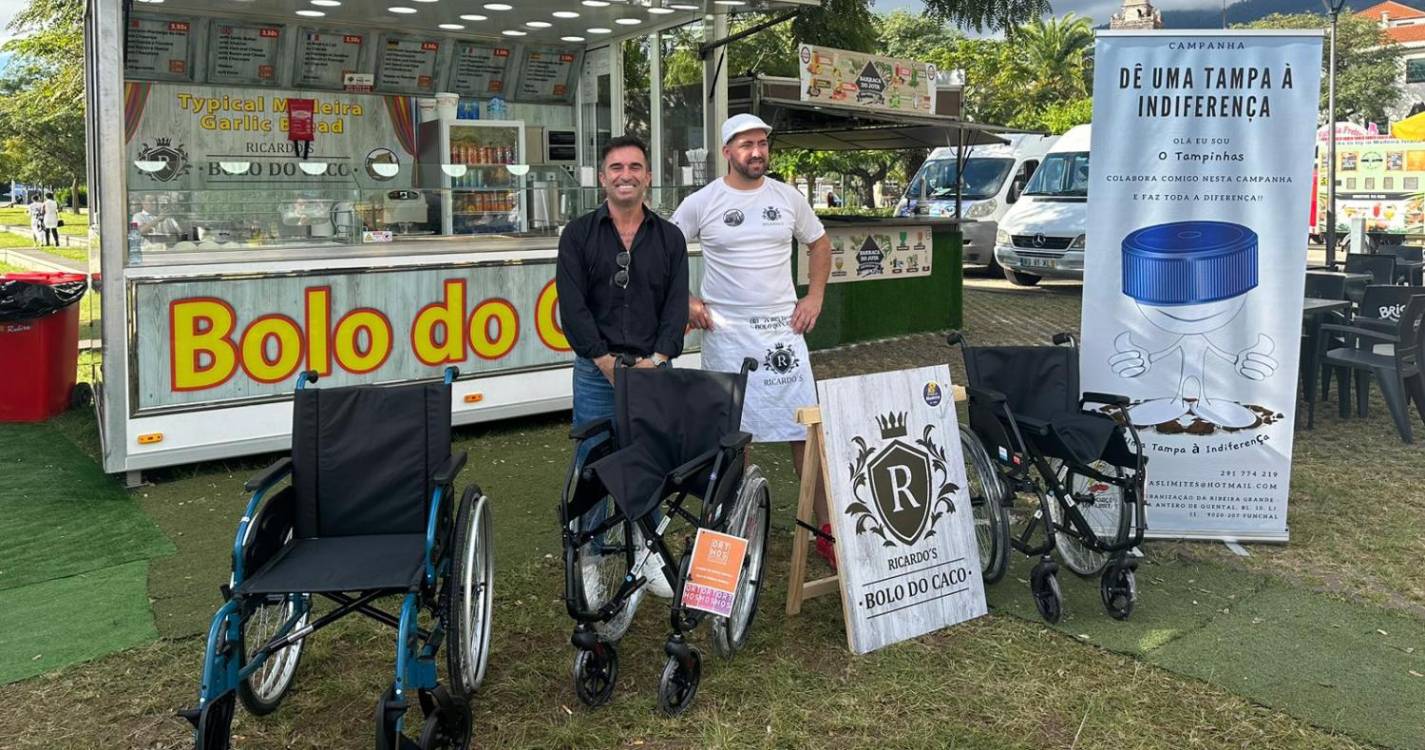 ‘O Rei do bolo do caco’ oferece três cadeiras de rodas à Associação Sem Limites