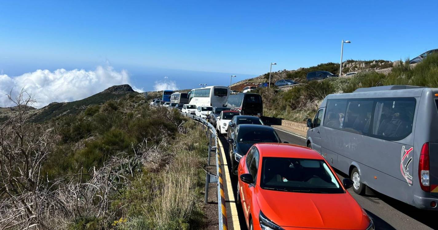 Estacionamento abusivo volta a ‘entupir’ Pico do Areeiro (com fotos)