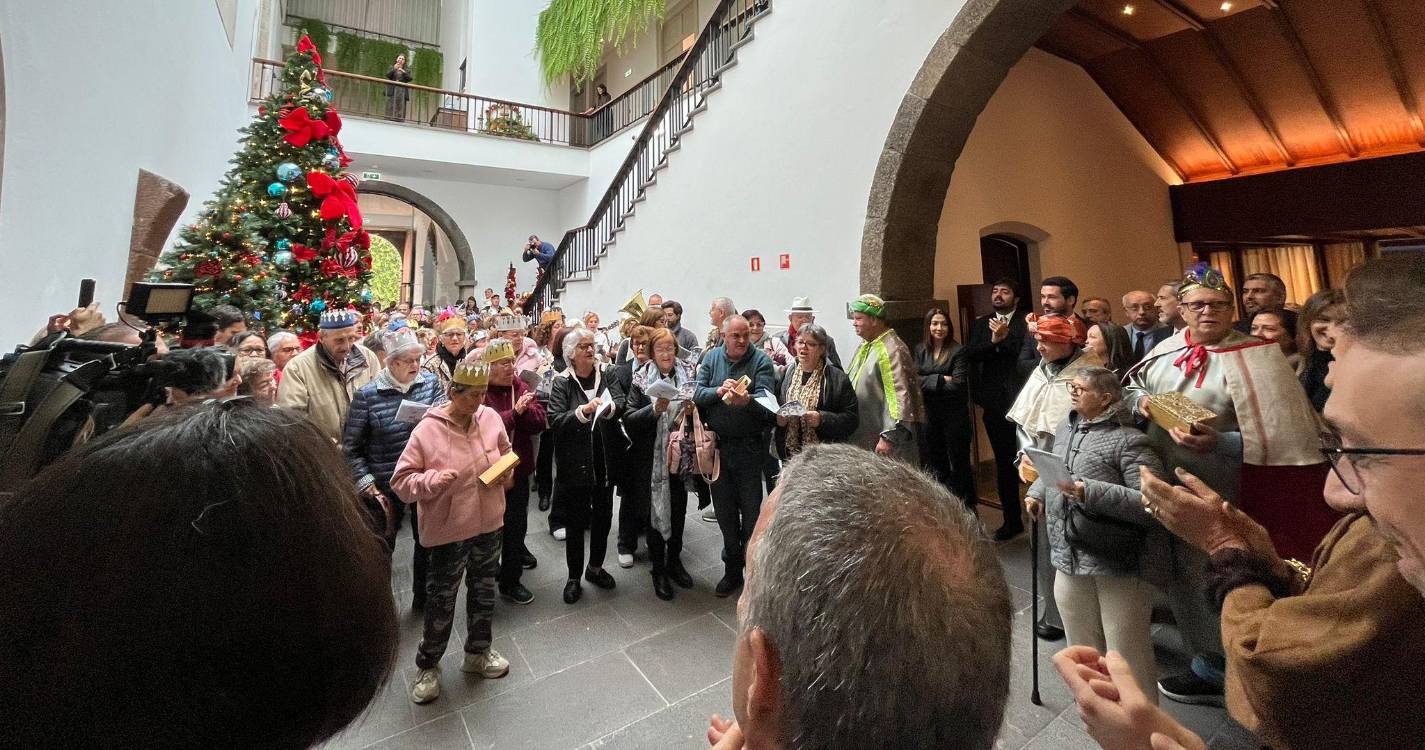 ‘Garouta do Calhau’ canta os Reis na Assembleia