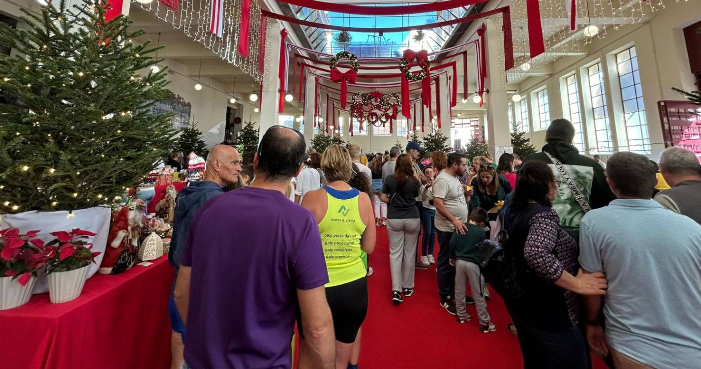Mercado dos Lavradores inundado com enchente de pessoas para o Natal na Praça