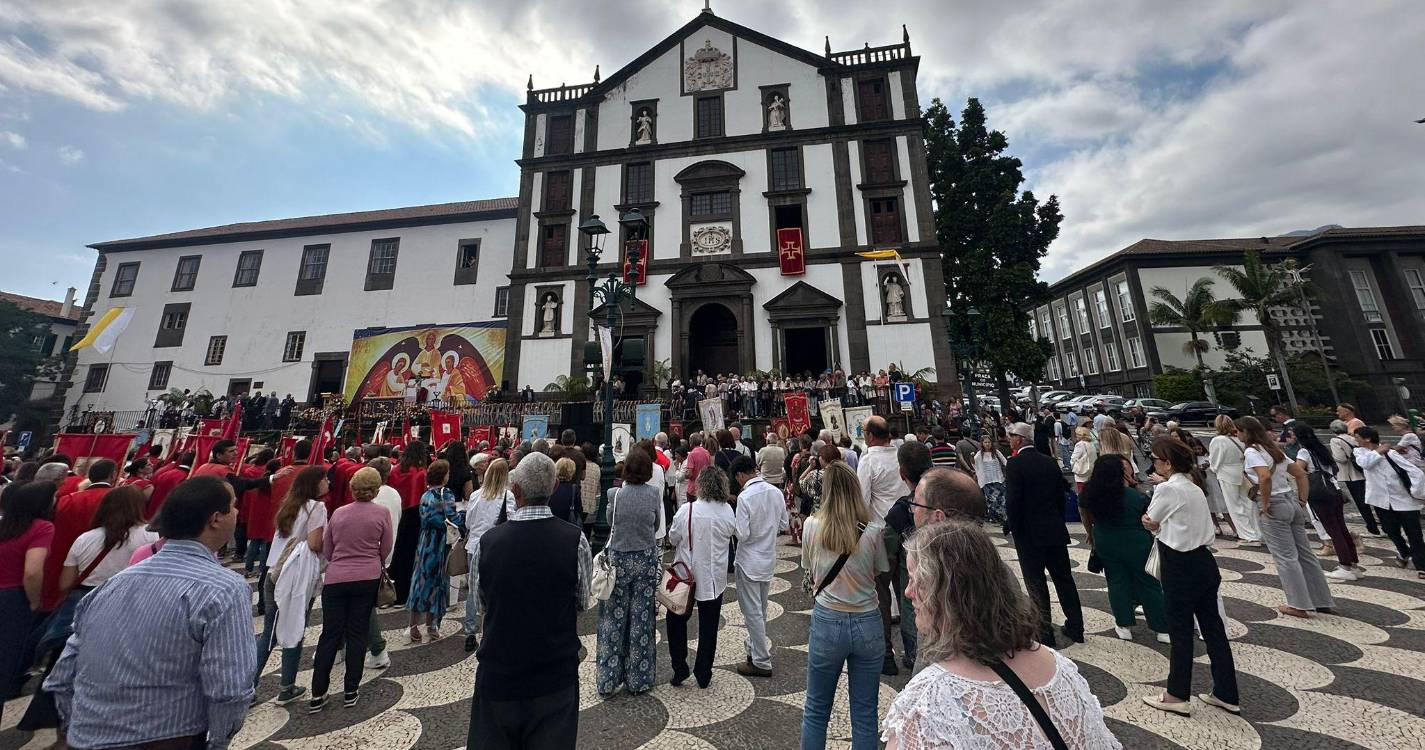 Largo do Colégio cheio para a Festa do Corpo de Deus (com fotos)