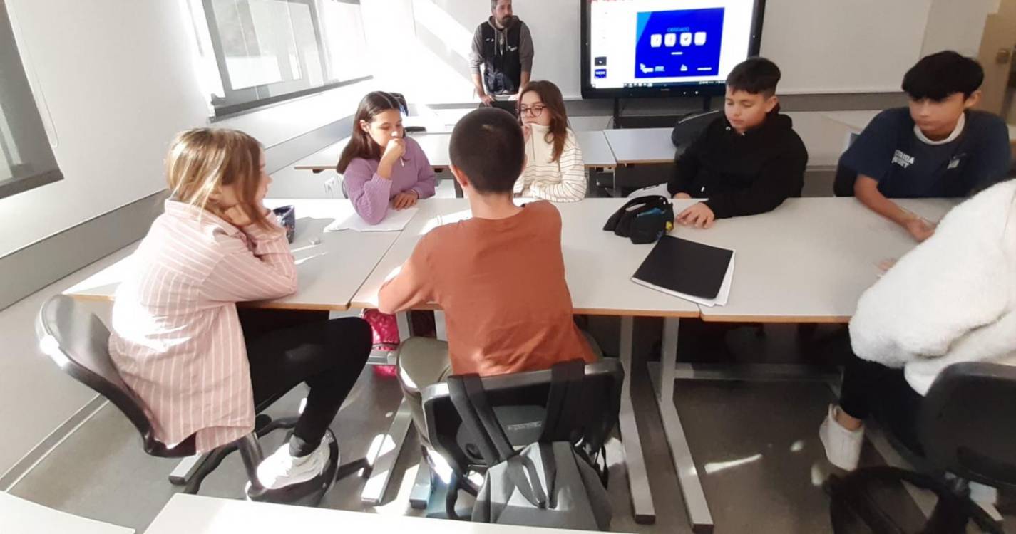 Teatro ‘Lixo Marinho’ animou Escola Secundária da Ribeira Brava