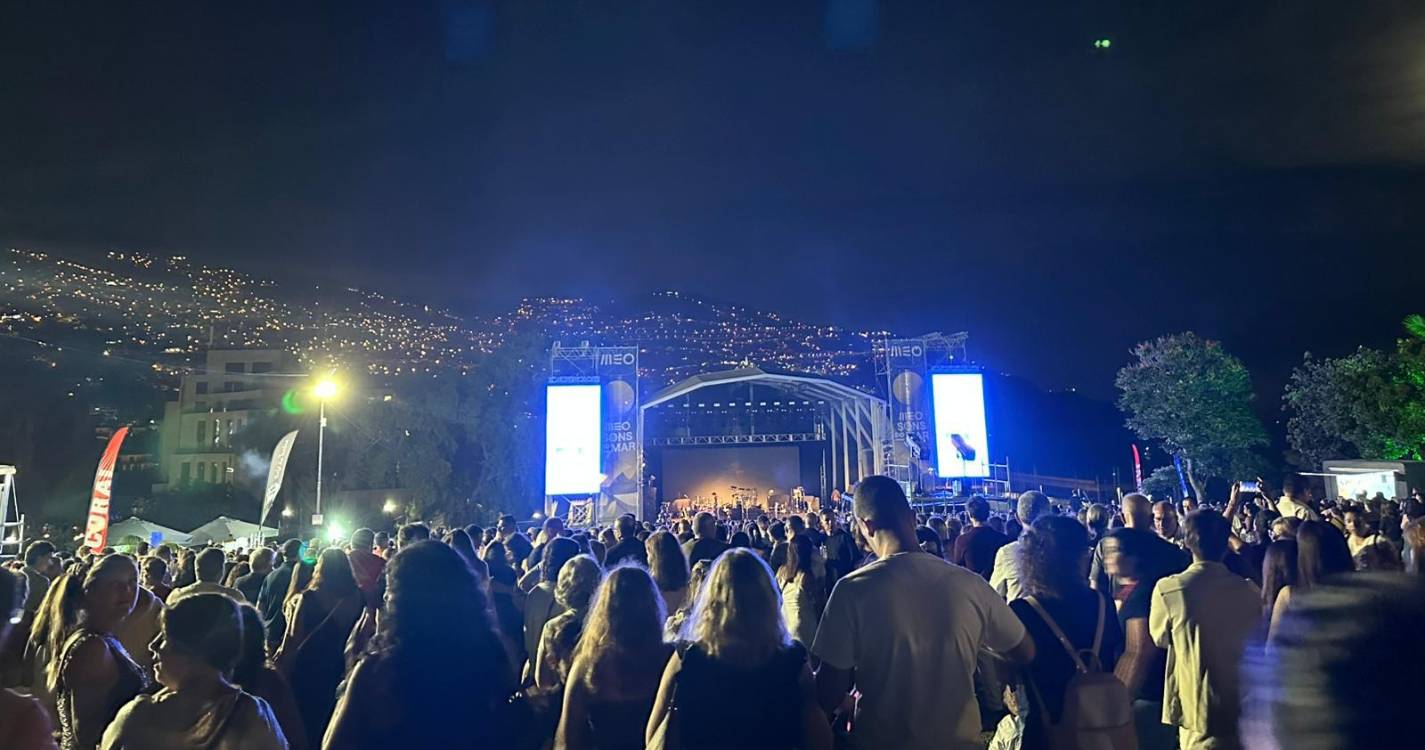 Multidão aguarda entrada dos Calema no Parque de Santa Catarina