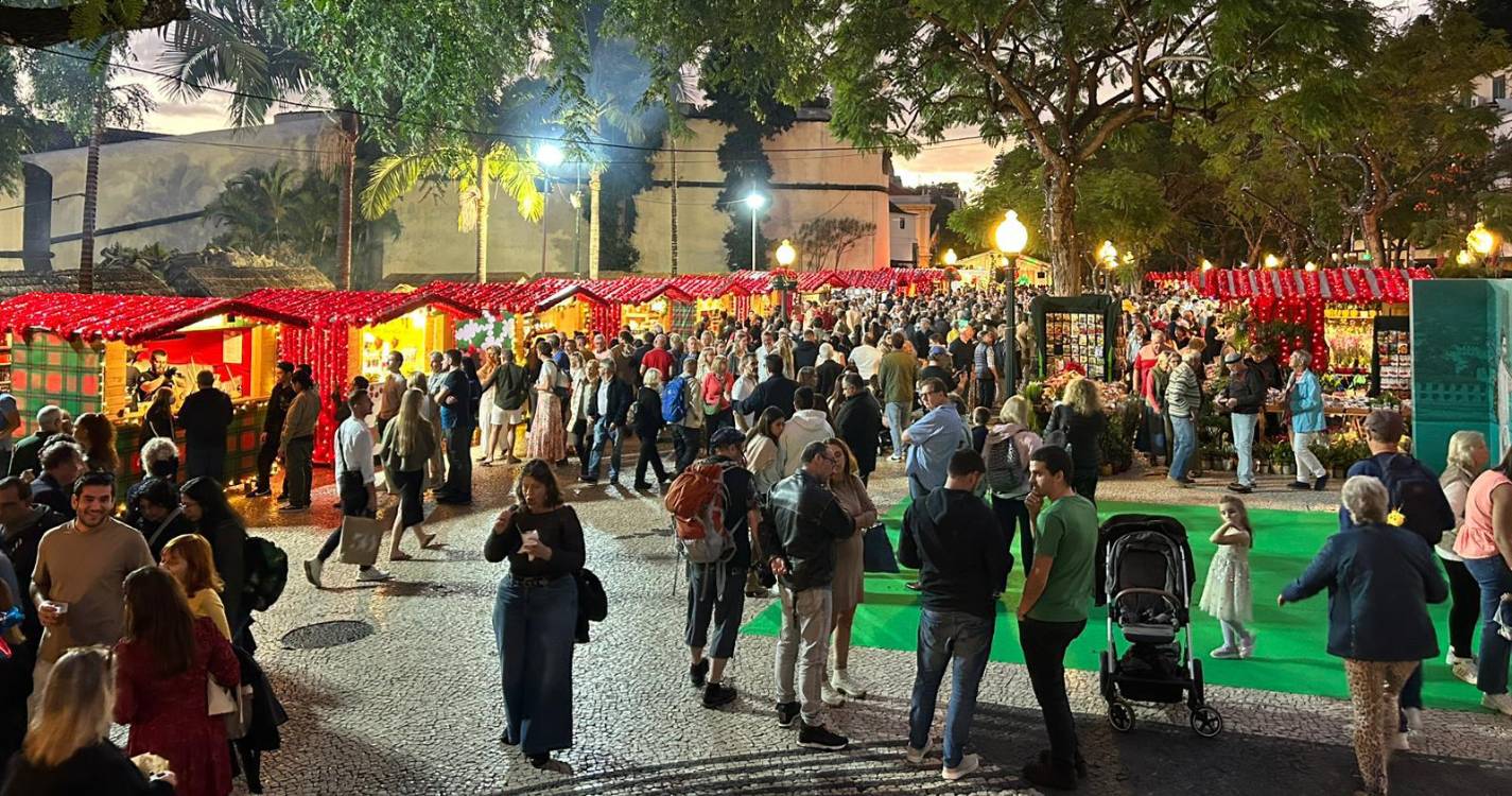 Mercadinho de Natal já abriu no Funchal e atrai multidão no dia da inauguração das luzes