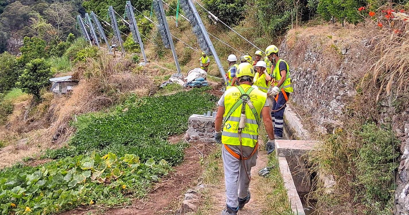 Câmara de Machico contratou helicóptero espanhol para intervenção em barreira de proteção nos Maroços (com fotos)