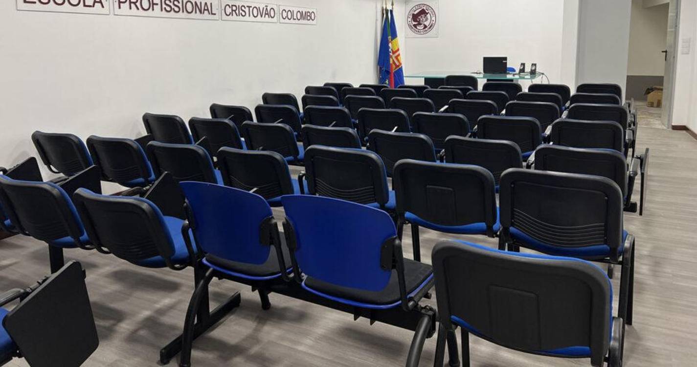 Alunos ajudam contribuintes no preenchimento do IRS